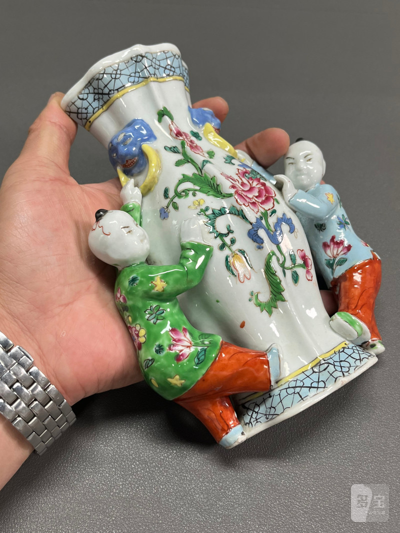 清乾隆  粉彩花卉贴塑婴戏壁瓶（一对） - 图14
